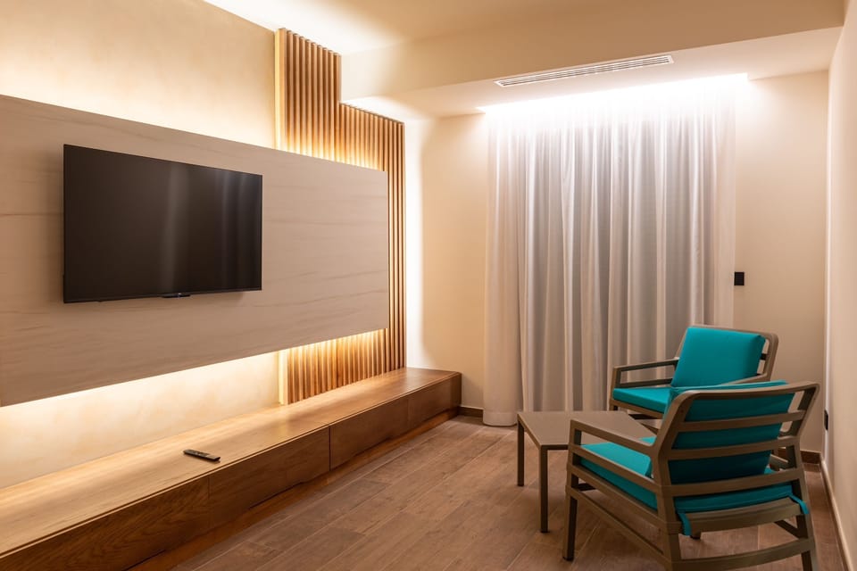 Executive Suite | Living area | Flat-screen TV