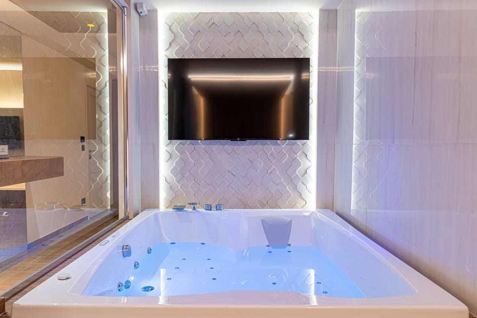 Executive Suite | Minibar, in-room safe, desk, cribs/infant beds