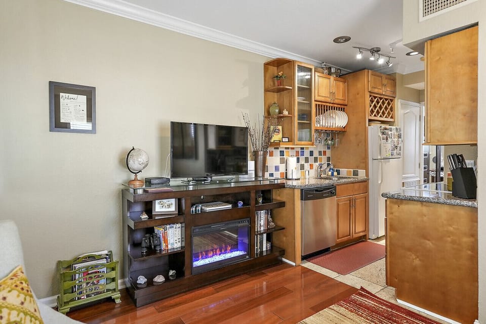 Flat screen TV with streaming services