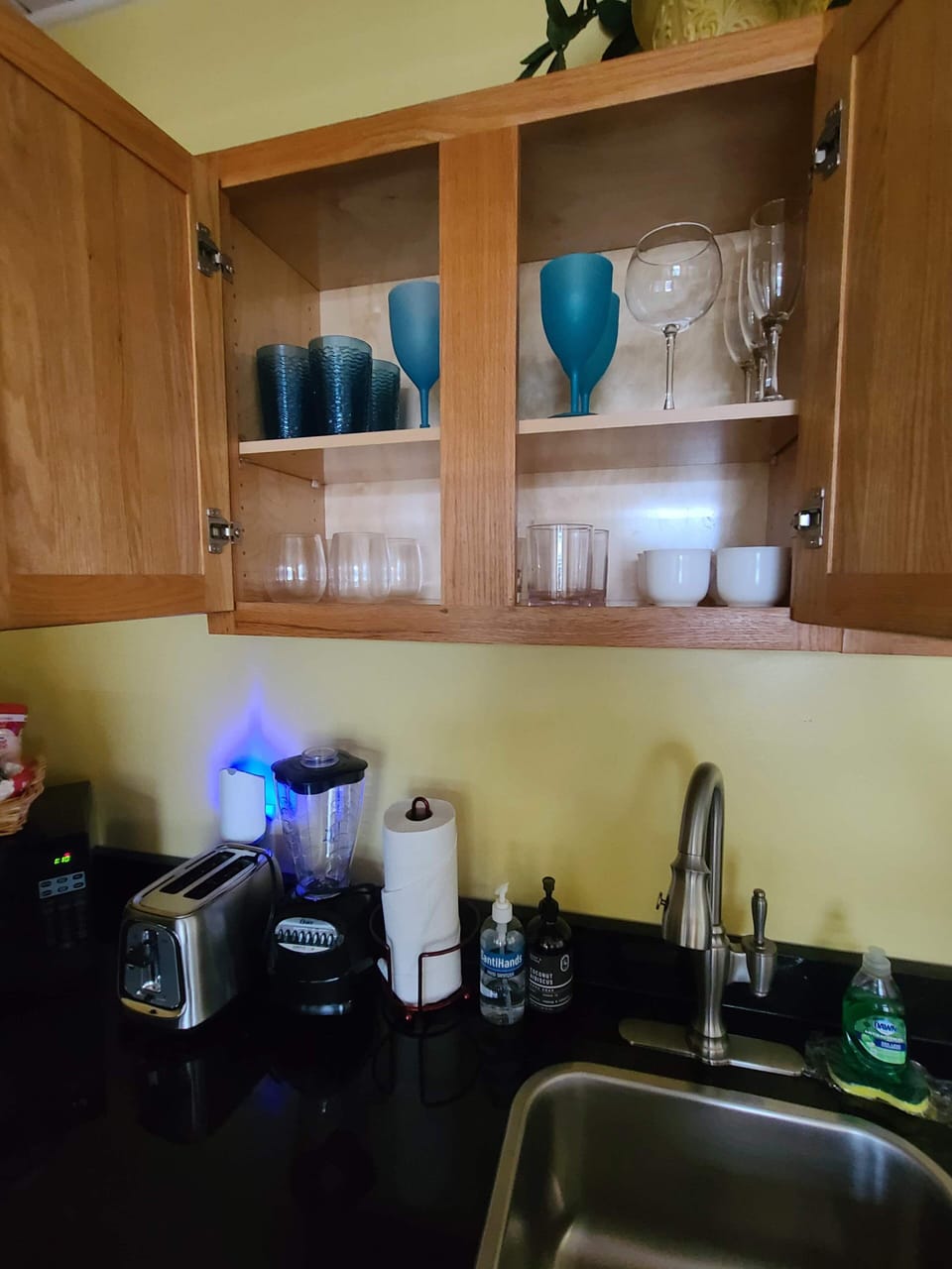 cups, wine glasses and coffee mugs