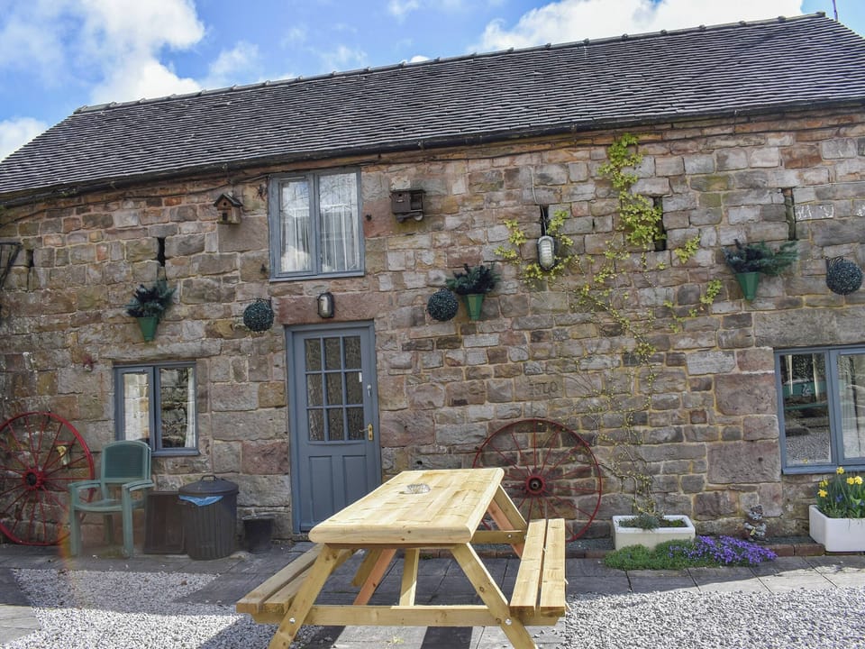 Outdoor eating area | Swallow Cottage - Broomyshaw Farm, Leek