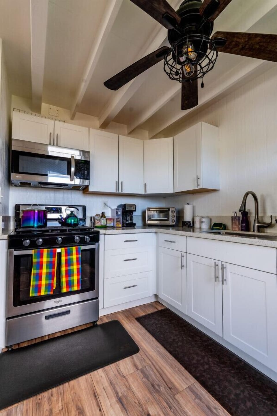 kitchen comes with an oven