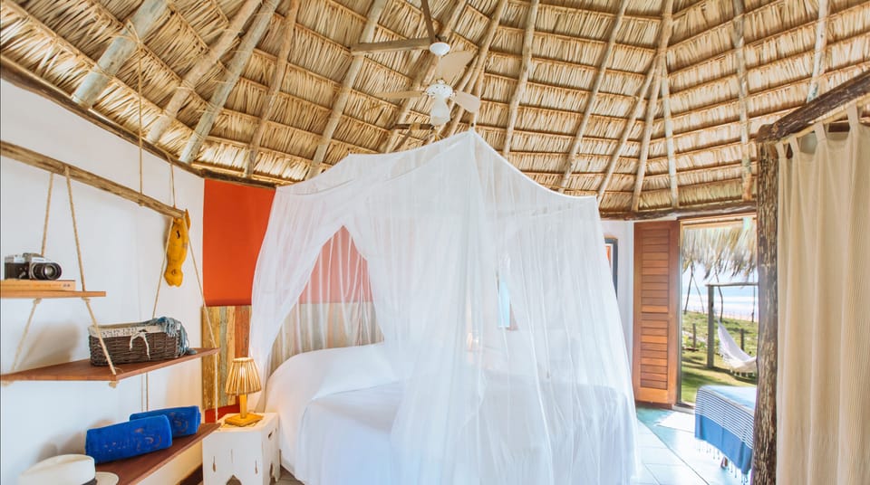 Suite Deluxo, Vista Mar | Minibar, individually decorated, free WiFi, bed sheets