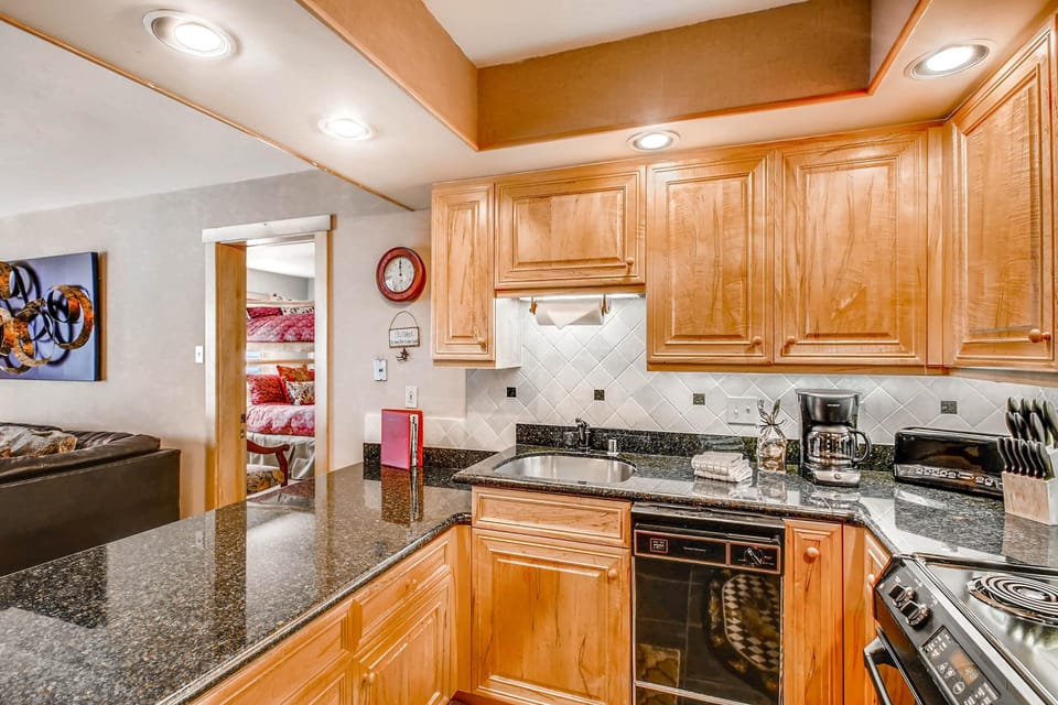 Condo, 1 King Bed with Sofa bed, Hill View (Westwind 208L 1BD 1BA Gold Condo in L) | Private kitchen | Dining tables