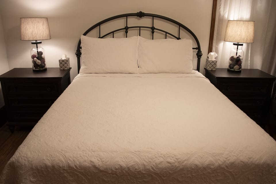 Bedroom 3 queen size bed image 1