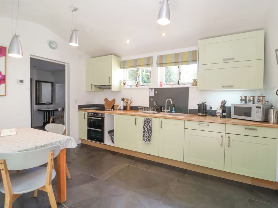 Cottage | Private kitchen | Fridge, cookware/dishes/utensils
