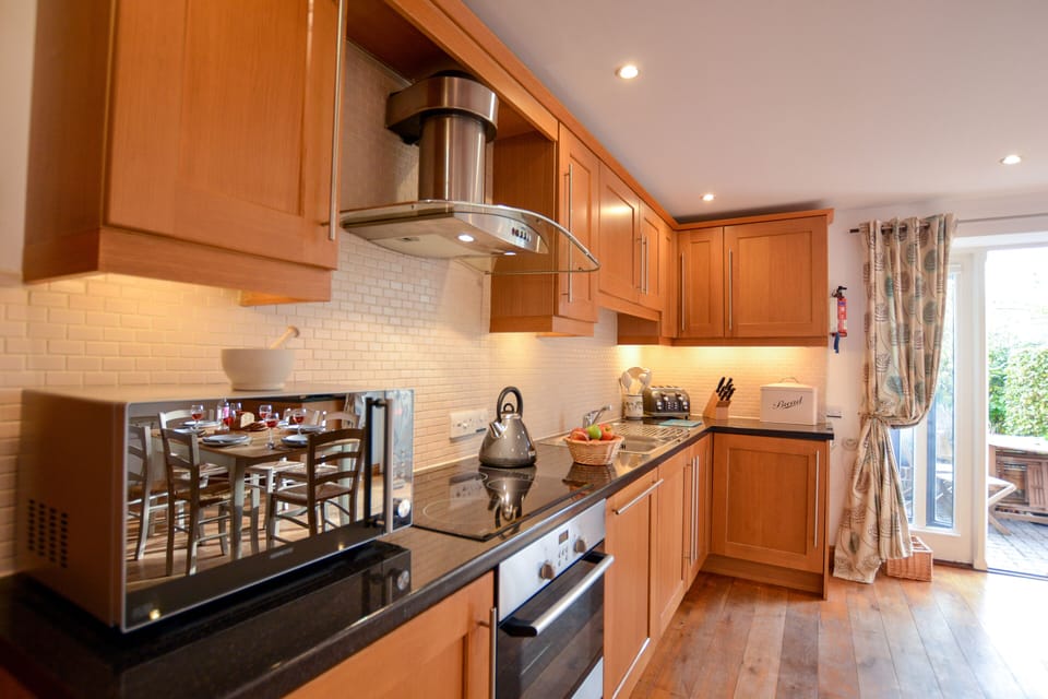 Fridge, microwave, dishwasher, cookware/dishes/utensils