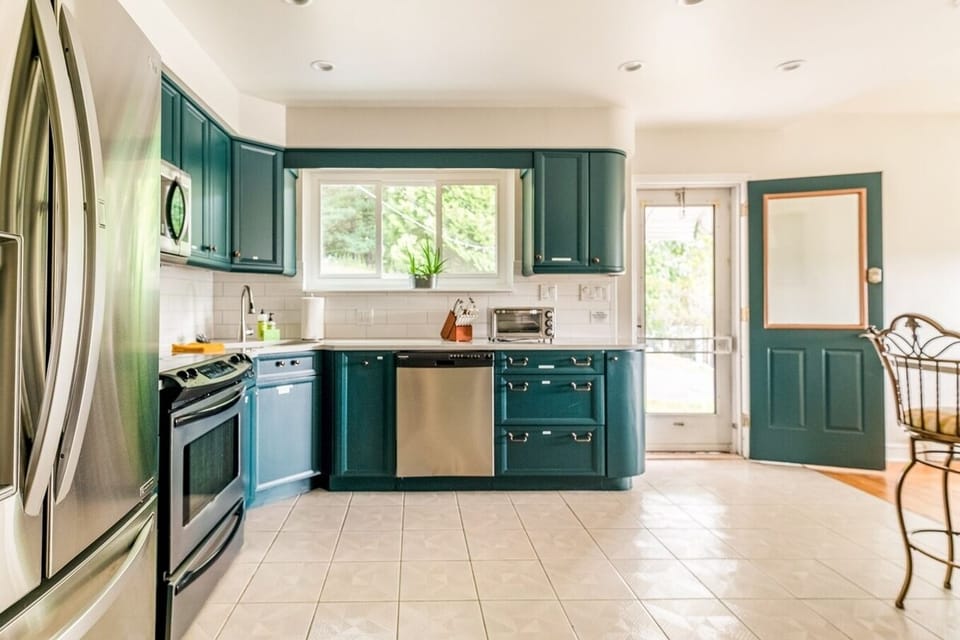 Fully stocked kitchen. Full sized fridge/ freezer. Electric stove and oven. Dishwasher. Toaster oven.