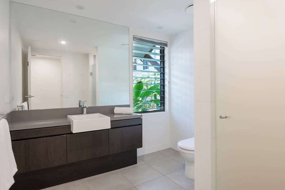 Refresh yourself in the full bathroom, offering modern amenities and a clean, inviting space. Take advantage of the complimentary toiletries provided for your convenience.