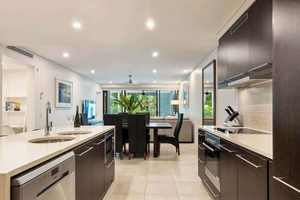 The spacious, fully-equipped kitchen allows you to prepare meals at home.