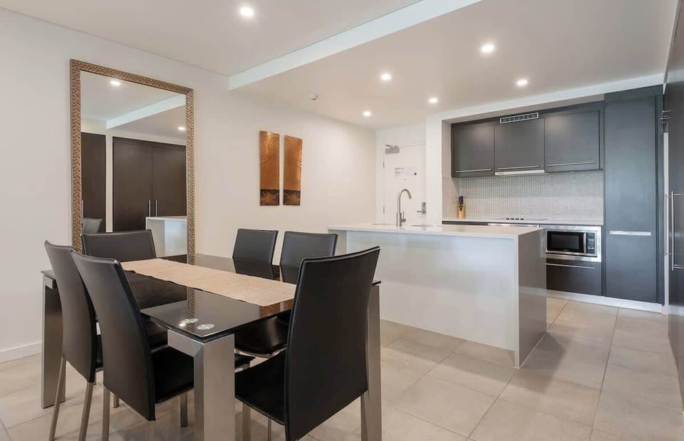 Take it easy at home and enjoy home-cooked meals with a fully-equipped kitchen and a six-seater dining table. 
