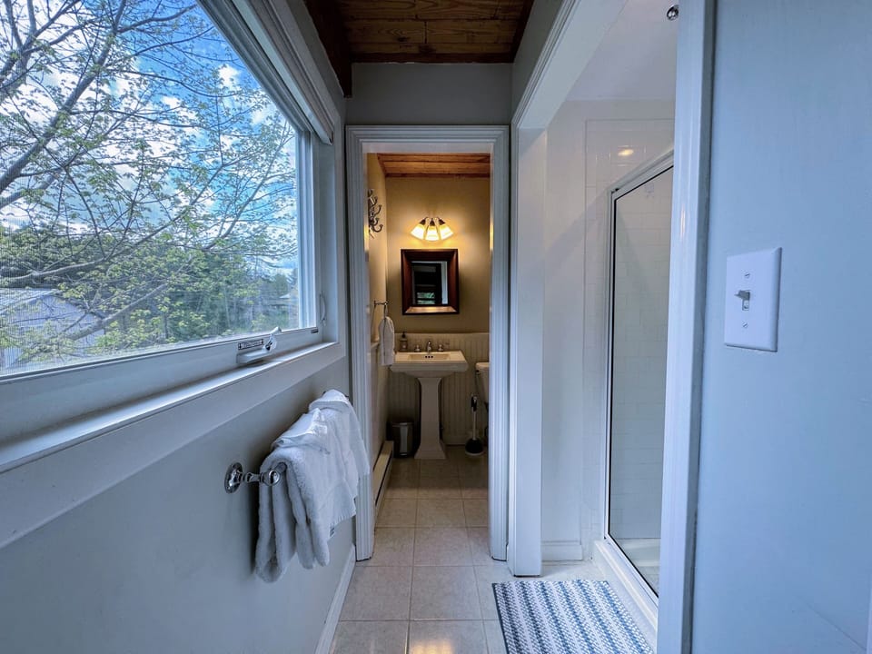 Main level full bath