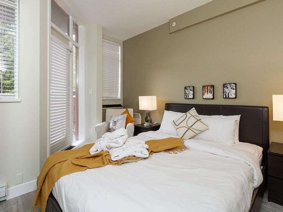 Bedroom with Queen bed