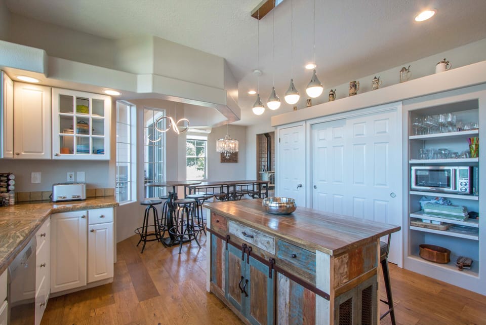 House, 4 Bedrooms | Private kitchen | Fridge, oven, coffee/tea maker, toaster