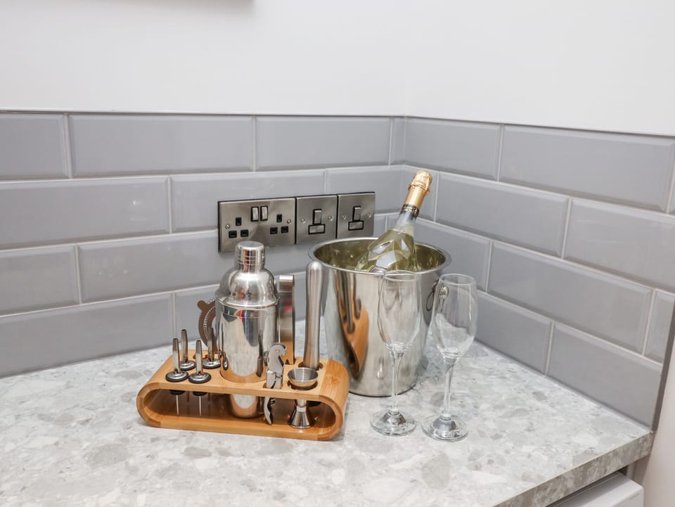 Dishwasher, electric kettle, toaster, cookware/dishes/utensils