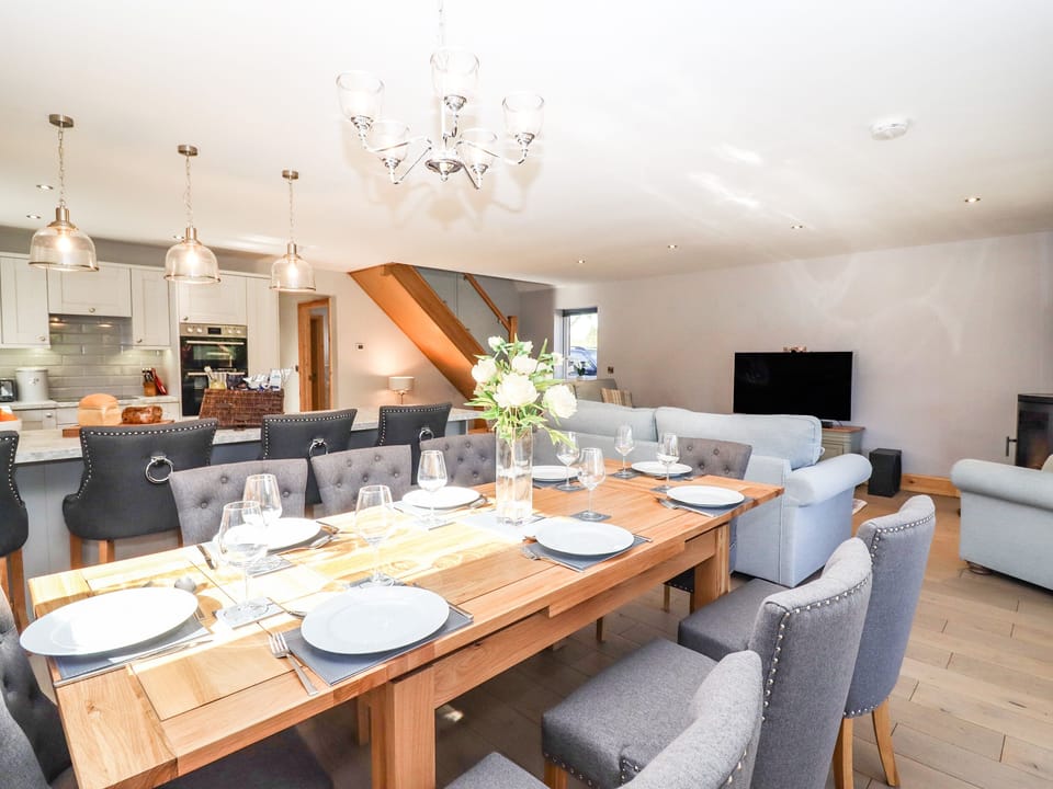 Dishwasher, electric kettle, toaster, cookware/dishes/utensils