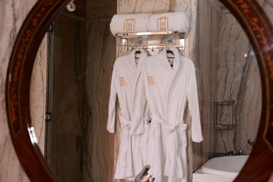 Separate tub and shower, deep soaking tub, rainfall showerhead