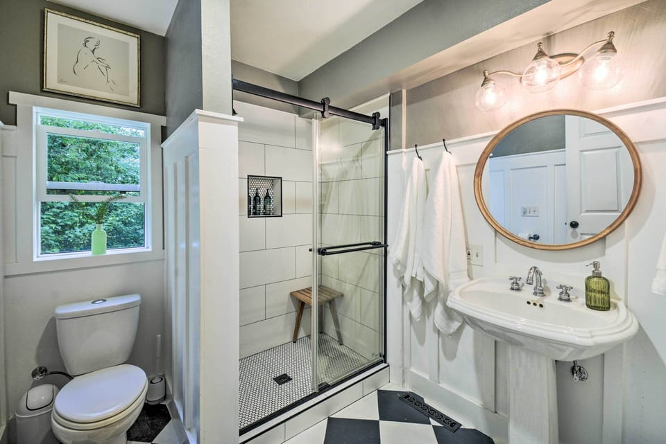 Full Bathroom | Complimentary Toiletries | 1st Floor
