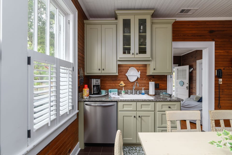 Beautiful kitchen! Eat in kitchen with table and chairs.