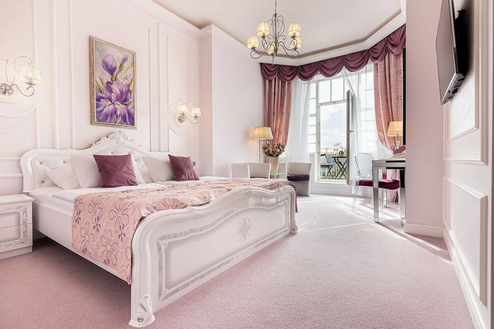 Deluxe Double Room, 1 Queen Bed, Balcony, Park View | Premium bedding, in-room safe, free WiFi, bed sheets