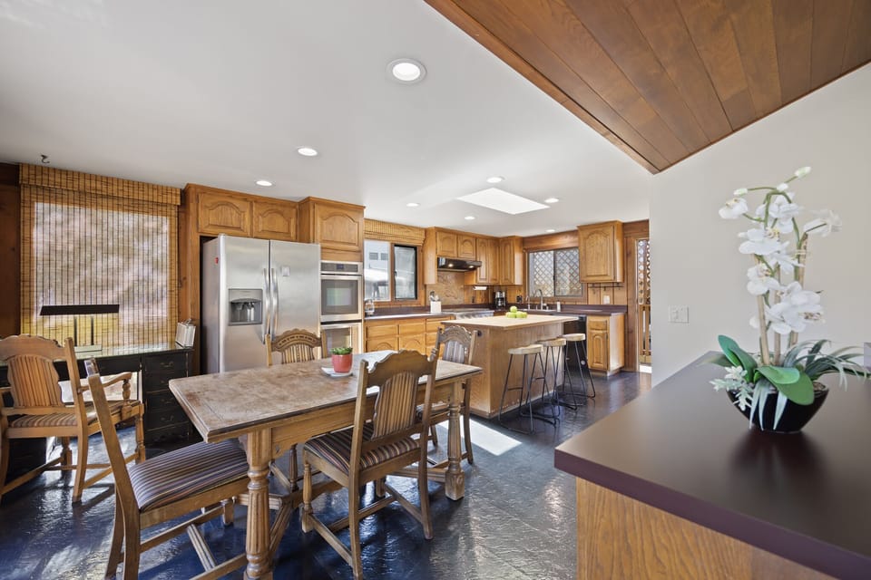 221W - Dining Area