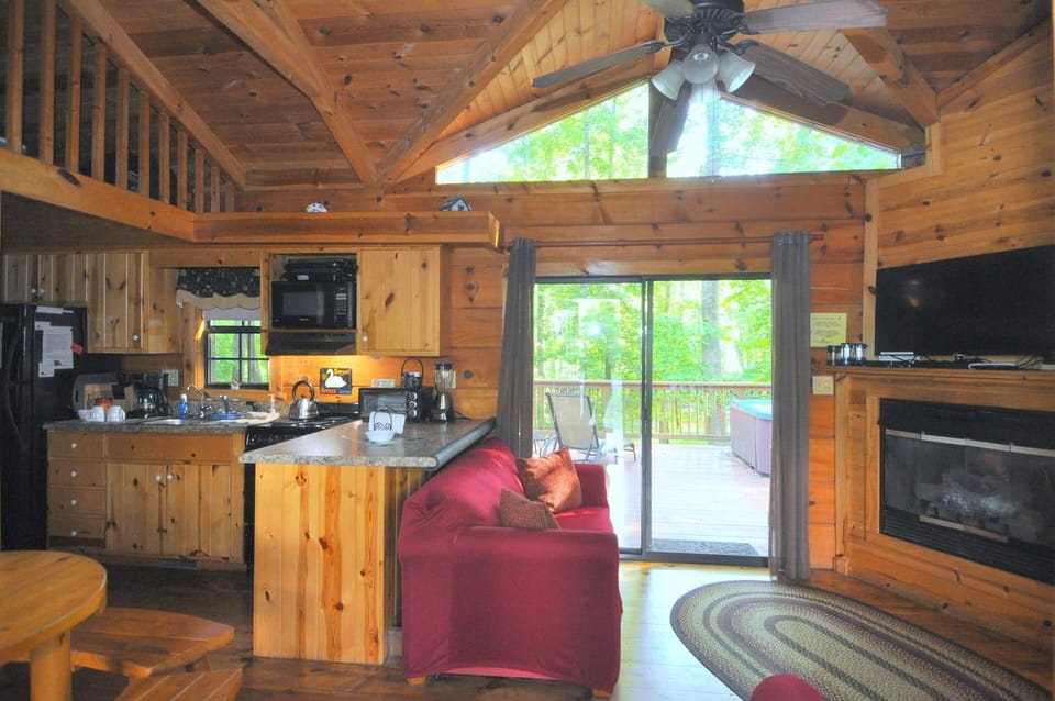 House, 2 Queen Beds (Sleepy Creek - Creekside Escape ) | Living room | Fireplace
