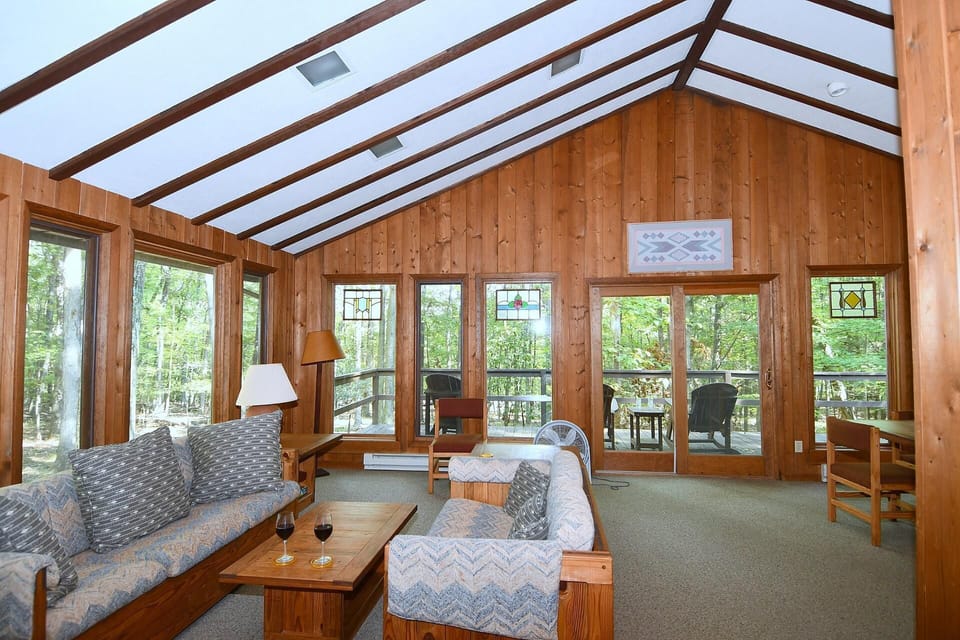 Classic House, 2 Queen Beds (Haven Home) | Living room | Fireplace