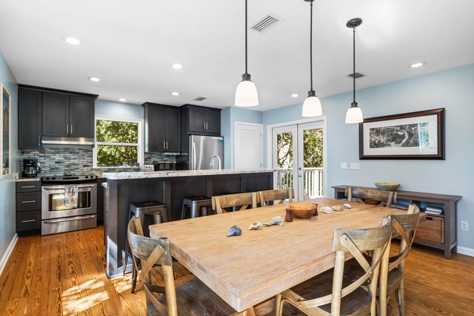 Kitchen and dining table (1)