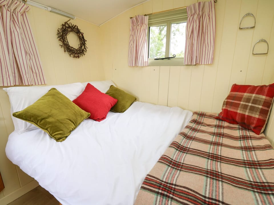 1 bedroom, individually decorated, individually furnished