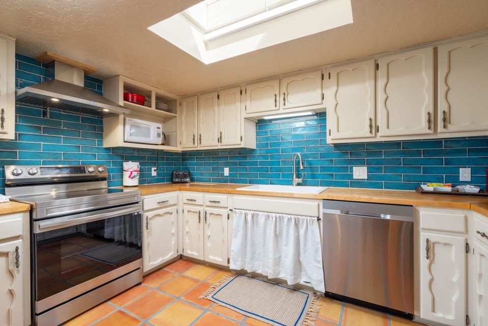 The Kitchen has new appliances like oven, dishwasher, refrigerator and coffee Br