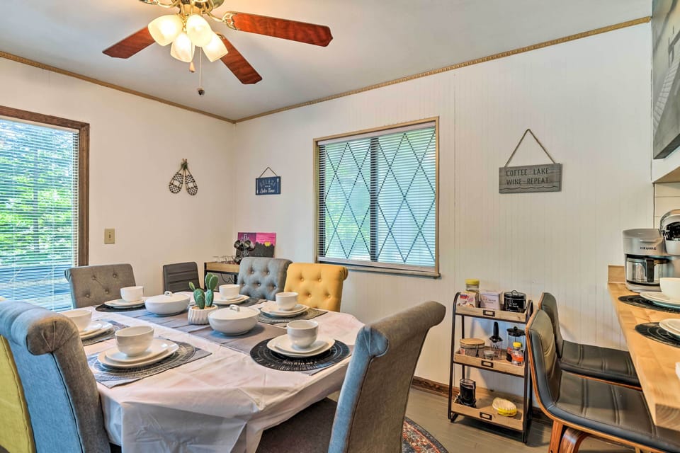 Dining Area | Dishware/Flatware Provided