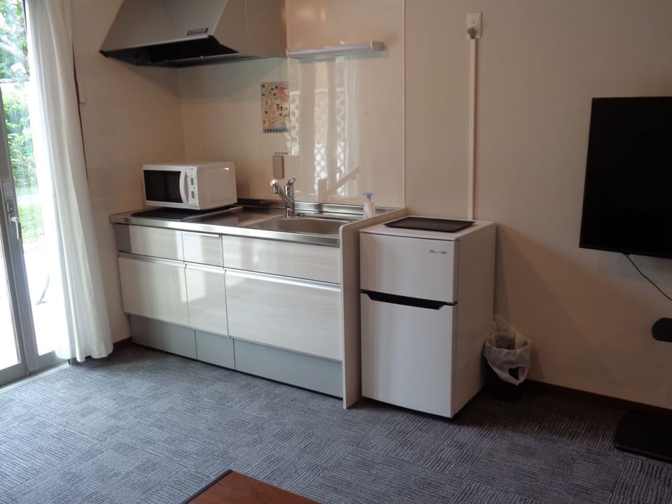 We have a refrigerator/freezer, microwave oven, and electric kettle, so please feel free to use them.