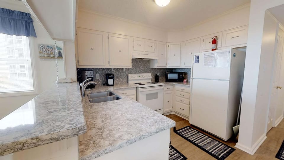 Beach trip logistics made easy: Dishwasher, W/D, Wi-Fi, and a kitchen that works.