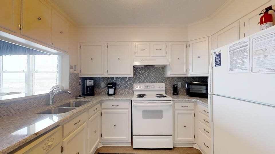 Full kitchen for home cooked meals or quick snacks.