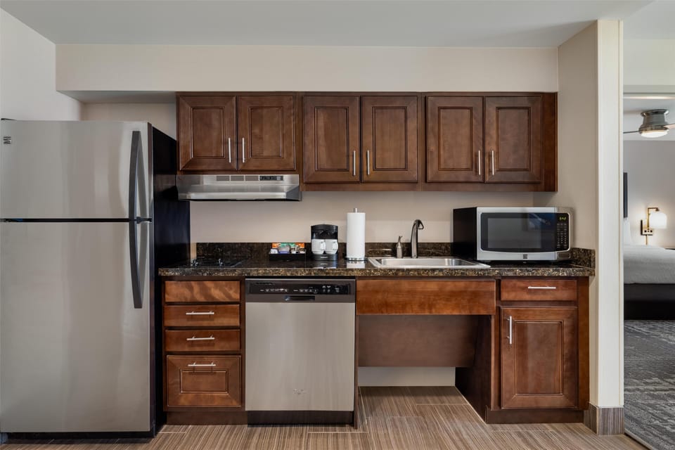 Full-size fridge, microwave, oven, stovetop