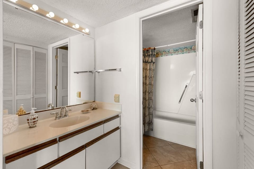 Smart layout allows multiple guests to get ready at once