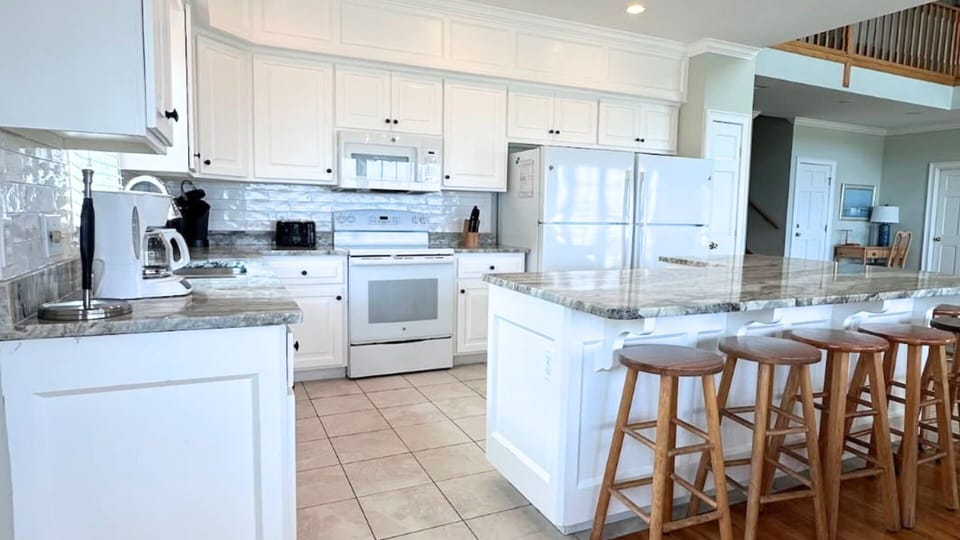 Granite kitchen with plenty of workspace for cooking for a crowd