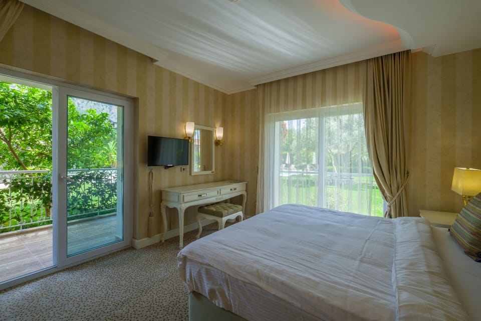 Standard Double Room | Bathroom | Shower, rainfall showerhead, free toiletries, hair dryer