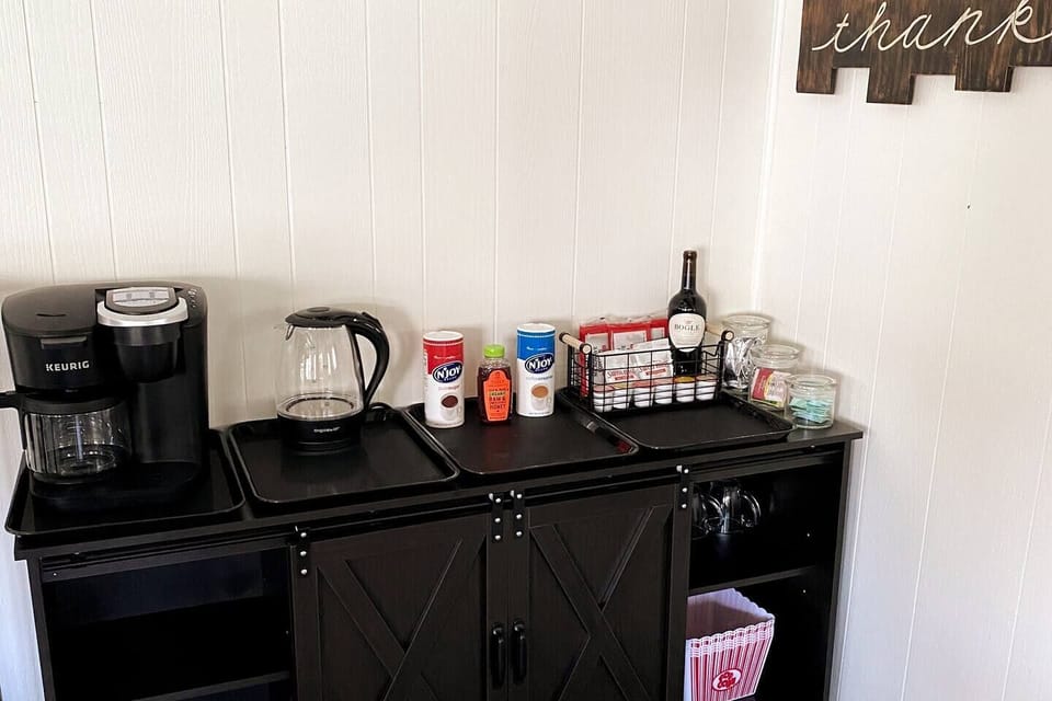 Coffee & Tea bar- Keurig Duo Pods & Pot of coffee available. We provide 6 k-cups and coffee for 1 pot per night stay. We also provide an assortment of tea. Powdered cream, sugar and honey. Popcorn for movie night as well :)