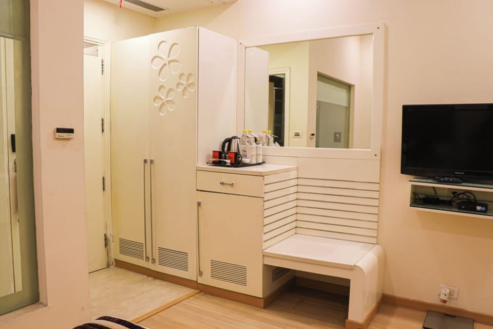 Deluxe Room- Twin Bed (Local IDs not allowed) | Premium bedding, down comforters, memory foam beds, minibar