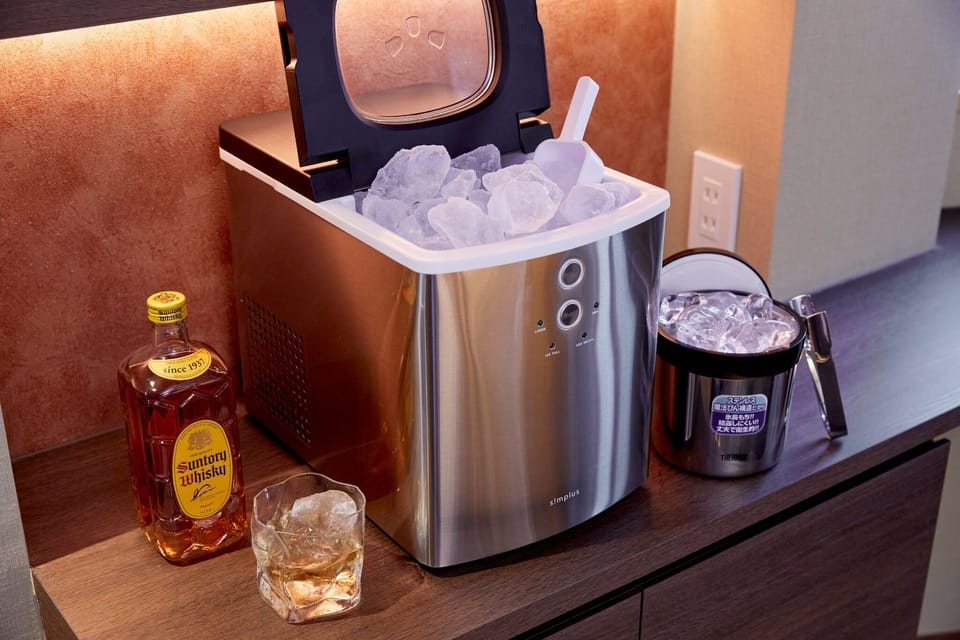 Equipped with an ice maker that can make ice in as little as 6 minutes and a thermos vacuum insulated ice bucket.