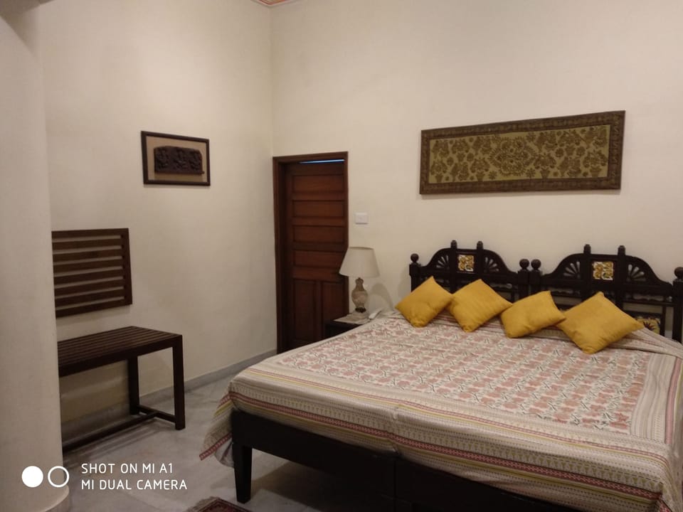 Executive Suite | Minibar, in-room safe, desk, iron/ironing board