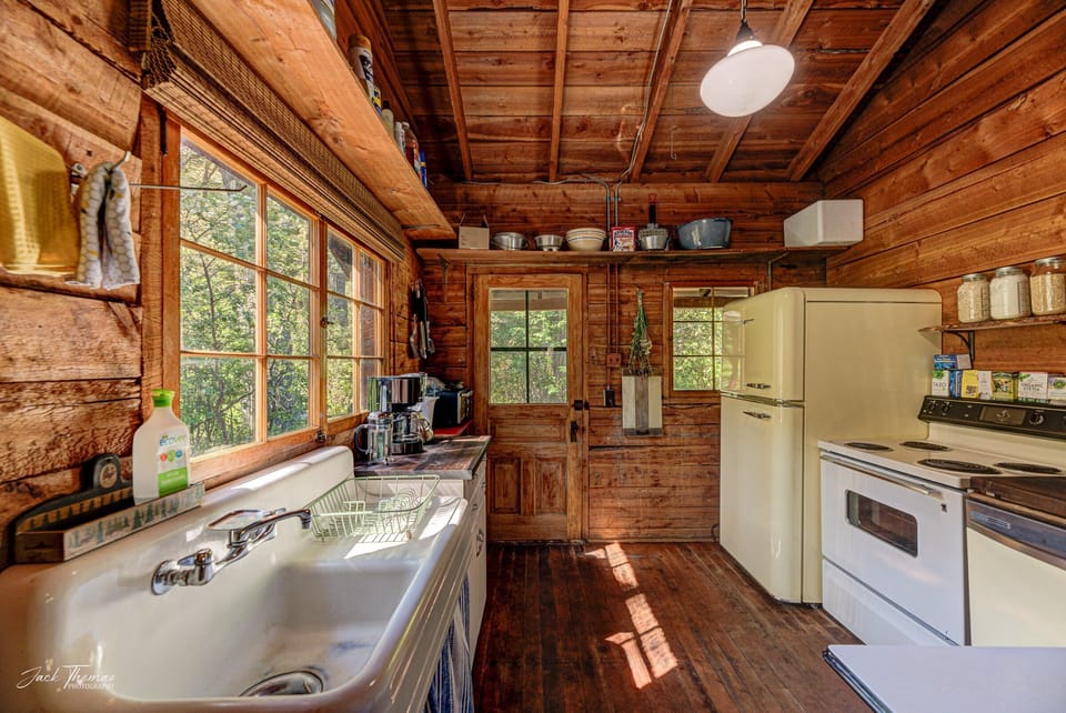 Well equipped kitchen with toaster, coffee maker, electric range, dishwasher