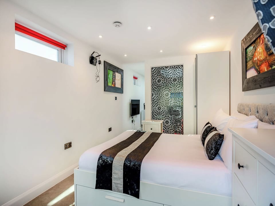 Double bedroom | Little Heron - River Annexe, Christchurch