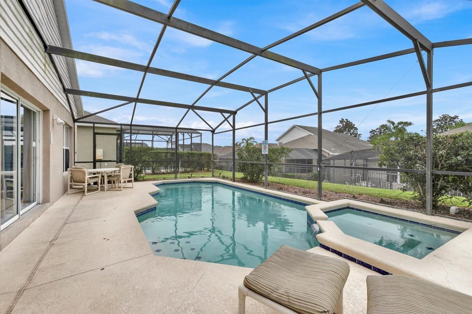 Beautiful 4 bed 2 bath villa located in Windsor Palms Resort