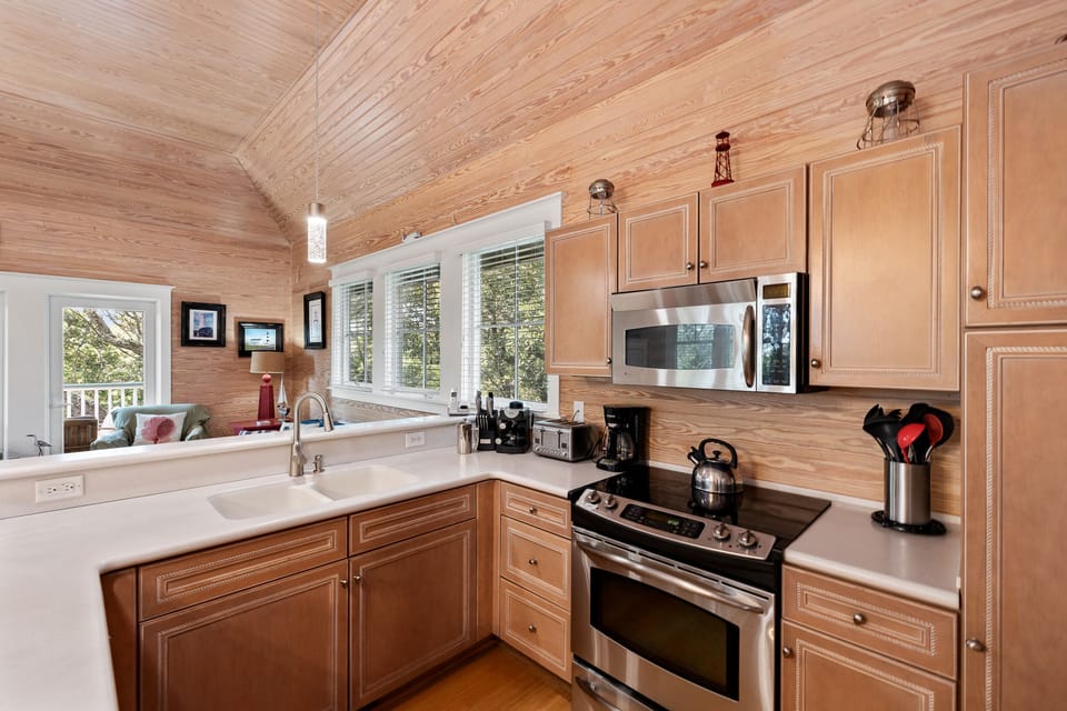 Kitchen w/ stainless steel appliances & good amount of storage