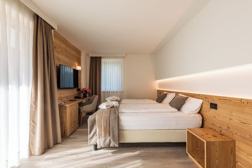 Deluxe Double Room, 1 Double or 2 Twin Beds | In-room safe, desk, soundproofing, free WiFi