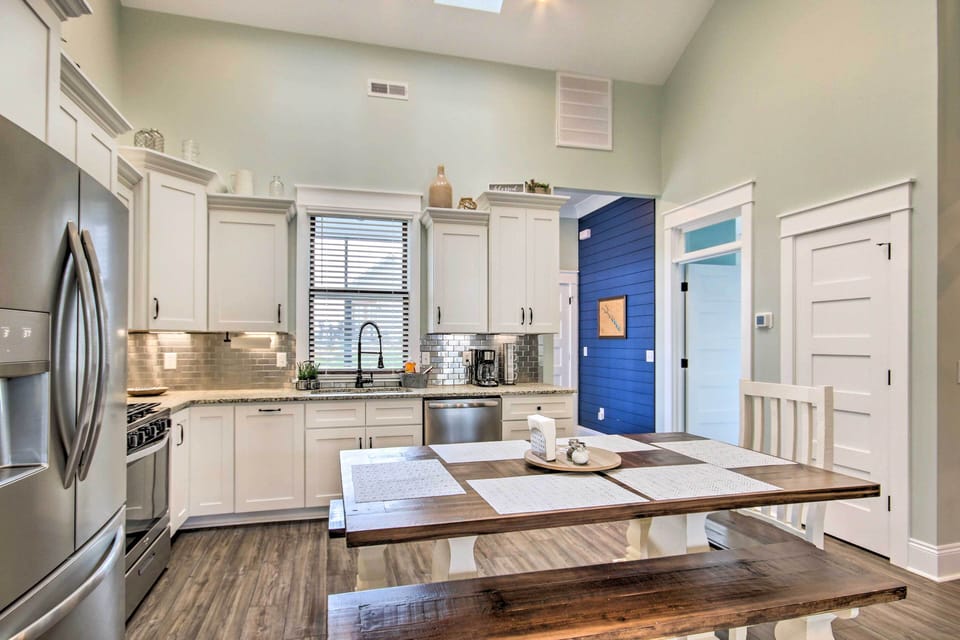 Dining Area | Dishware/Flatware Provided