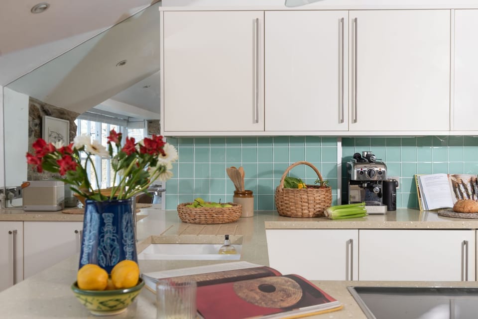 Modern kitchen and coffee machine - Tides Reach