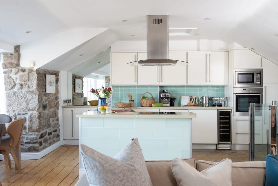 Kitchen area - wine fridge, coffee machine - Tides Reach